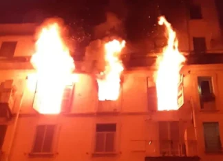 Grave incendio in un palazzo di Milano: una donna è morta dopo essersi lanciata dal quinto piano per tentare di salvarsi