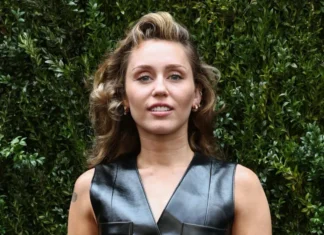 Miley Cyrus torna al suo glam rock con i suoi capelli da rockstar anni ’80