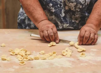 Tirata di orecchie(tte) per le pastaie di Bari Vecchia: le nuove regole del comune