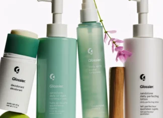 Glossier conquista anche la body care: sì alle body mist e al detergente corpo