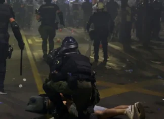 Serbia, forti scontri fra la polizia e i civili che chiedono nuove elezioni