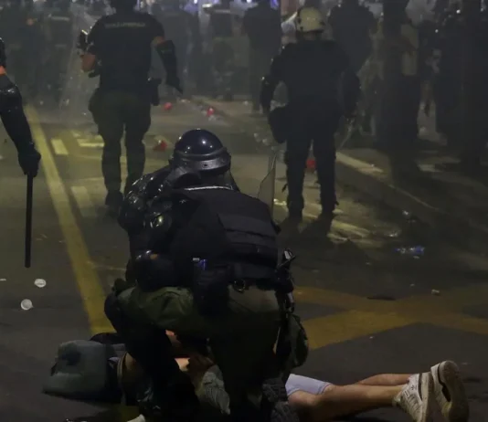 Serbia, forti scontri fra la polizia e i civili che chiedono nuove elezioni