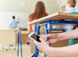 Il ministro Valditara ha vietato i cellulari anche alle scuole superiori
