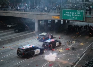 Autostrade bloccate, auto in fiamme: proteste a Los Angeles contro i raid sull’immigrazione