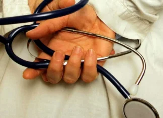 Si fingeva medico di Papa Wojtyla per propinare cure per l’autismoÙ a 30mila euro: arrestato il finto dottore