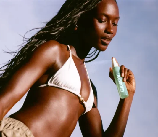 Arriva il nuovo profumo dell’estate by Glossier e si chiama Body Spritz