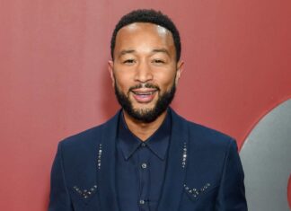 John Legend su Instagram rivela: “Non mi esibirò a Napoli, accordo saltato” Ai miei fan in Italia...Potreste aver visto la pubblicità di uno spettacolo a Napoli che annunciava la mia partecipazione. Quegli annunci sono stati diffusi senza la mia conoscenza o approvazione. Il mio team era stato contattato per valutare la possibilità di prendere parte all’evento, e abbiamo cercato di raggiungere un accordo con l'organizzatore. "Purtroppo non è stato possibile, quindi non mi esibirò...Apprezzo profondamente l’affetto e l’entusiasmo che mi dimostrate. Vedo i vostri messaggi e sento il vostro supporto, e significano davvero tantissimo per me. Amo passare del tempo in Italia e adoro esibirmi lì. Spero di poterlo fare di nuovo molto presto. Ma non vorrei mai che i miei fan fossero tratti in inganno o si aspettassero di vedermi a un evento a cui non prenderò parte. Mi scuso sinceramente per qualsiasi malinteso"