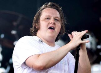 Rivedremo Lewis Capaldi al Glastonbury 2025? I rumours sul coming back del cantautore sulle scene Lewis Capaldi, il ritorno a sorpresa al Glastonbury 2025?