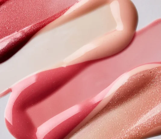 Sole, mare e labbra protette: cinque lip oil da portare in spiaggia