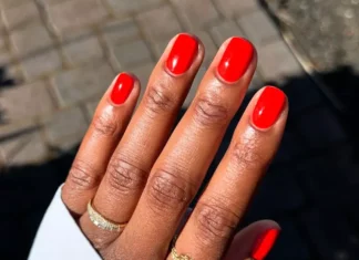 Le red short nails sono il nuovo modo di indossare il rosso quest’estate 2025