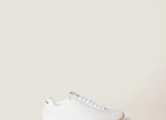 Le sneakers bianche non sono mai passate di moda: ecco perché nel 2025 sono ancora le scarpe più cool