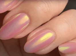 Peach nails, il colore della manicure che richiama i tramonti di luglio