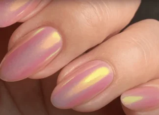 Peach nails, il colore della manicure che richiama i tramonti di luglio