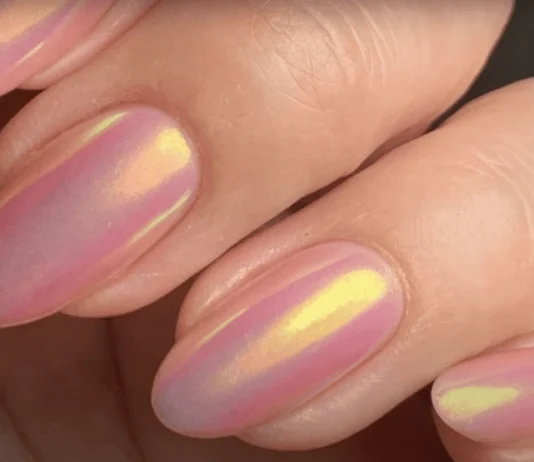 Peach nails, il colore della manicure che richiama i tramonti di luglio