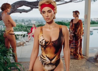 SKIMS x Roberto Cavalli: l’estate 2025 è selvaggia, sensuale e (inaspettatamente) sofisticata