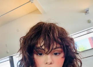 Lo shaggy bob di Selena Gomez ci da le vibes anni 70 di cui avevamo bisogno