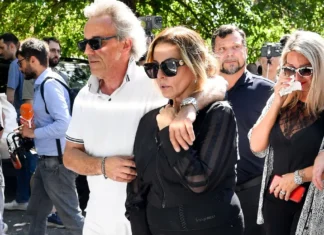 Stefania Corona si presenta col nuovo compagno al funerale del marito Alvaro Vitali