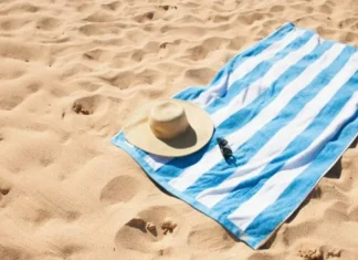 Le tendenze telo mare del 2025, da non perdere, per essere super chic in spiaggia