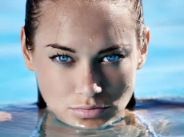 Trucco waterproof in spiaggia? Si, grazie: quali sono i prodotti da avere per l’estate 2025