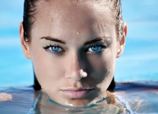 Trucco waterproof in spiaggia? Si, grazie: quali sono i prodotti da avere per l’estate 2025