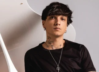 Classifica Album 23-29 maggio: Ultimo entra direttamente al primo posto Classifica Album: sul podio Ultimo, Sfera Ebbasta e Shiva, Rkomi