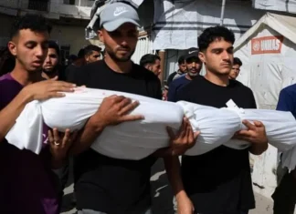 Attacchi aerei israeliani uccidono 94 palestinesi a Gaza, tra cui 45 persone in attesa di aiuti