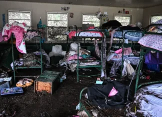 Le inondazioni in Texas uccidono altre 51 persone, tra cui 15 bambini in un campo scout
