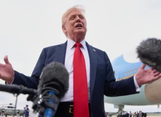 Trump minaccia Putin: “Se non si arriva a un accordo di pace entro 50 giorni, dazi al 100% alla Russia”