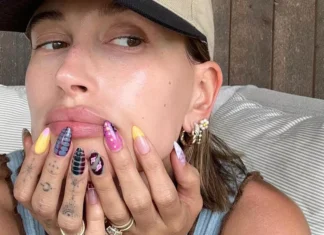 Le mismatch nails sono il trend unghie più colorato e divertente dell’estate (e lo dice anche Hailey Bieber)