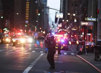 Sparatoria a New York, nel grattacielo di Blackstone e della National Football League: un 27enne uccide 4 persone e poi si toglie la vita