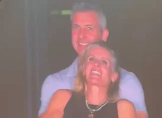 Andy Byron, l’ex CEO di Astronomer “beccato” con l’amante al concerto dei Coldplay, vorrebbe fare causa alla band