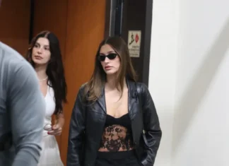I pantaloni larghi e le kitten heels sono l’alternativa elegante allo streetwear estremo: parola di Hailey Bieber