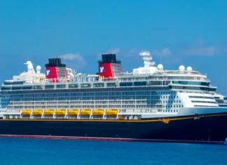 Florida, bambina cade in mare da una nave da crociera: il padre si tuffa in acqua per salvarla