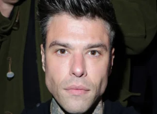 Fedez abbandona i social (più o meno)