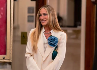 E se vi dicessimo che è tornata in trend la spilla floreale per l’estate? (Ed è tutto merito di Carrie Bradshaw)