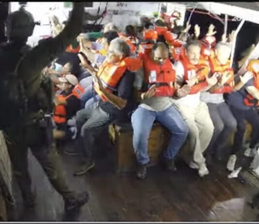Arrestato l’equipaggio della nave Handala della Freedom Flotilla diretta a Gaza: ci sono anche due attivisti italiani