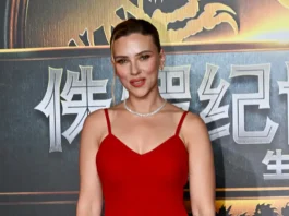 Scarlett Johansson porta sul red carpet un abito rosso Prada e 49 carati di diamanti