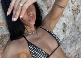 Arriva lo sparkly minimalism nei bikini in spiaggia (ed è tutto merito di Dua Lipa)