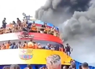 Traghetto in fiamme in Indonesia, 5 morti: molti passeggeri per salvarsi si sono lanciati in mare