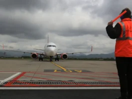 Uomo risucchiato dal motore di un aereo in pista, voli sospesi all’aeroporto di Orio al Serio (Bergamo)