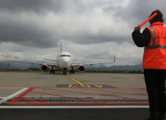 Uomo risucchiato dal motore di un aereo in pista, voli sospesi all’aeroporto di Orio al Serio (Bergamo)
