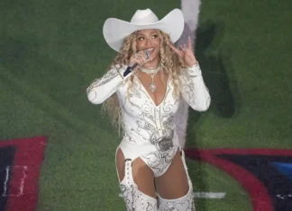 Dopo l’incidente di Houston, Beyoncè abbandona l’auto volante e si mostra in sella a un cavallo dorato Beyoncé è apparsa in sella ad un cavallo dorato volante durante lo show di Atlanta
