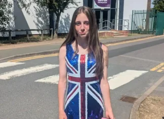 Birmingham, 12enne cacciata dalla scuola per abito con bandiera inglese: scuola chiusa per minacce