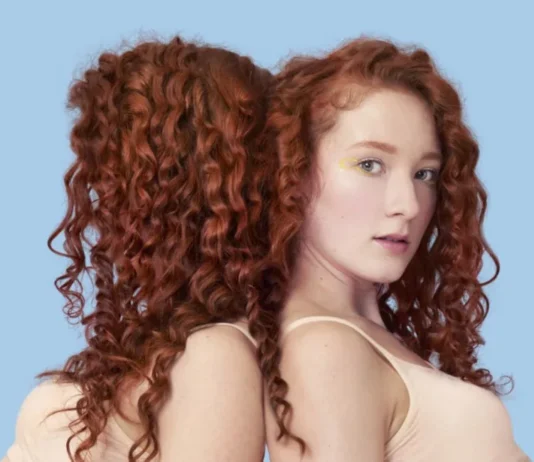 Che cos’è il cowash, il prodotto che ci fa risparmiare lo shampoo (e perché è perfetto per l’estate)