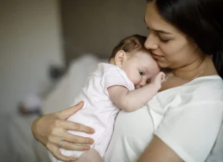 Depressione post-partum: troppe madri lasciate sole