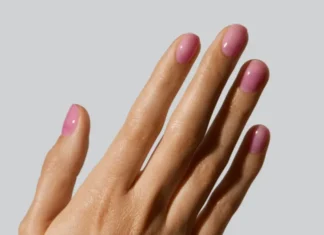 Le rose water nails sono la manicure più richiesta per quest’estate 2025