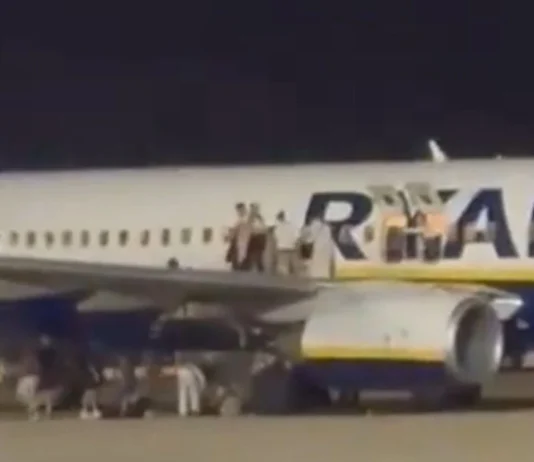 Falso allarme incendio su volo Ryanair da Palma di Maiorca: 18 feriti