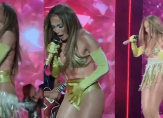 A Jennifer Lopez le scivola la gonna sul palco di Varsavia (video)