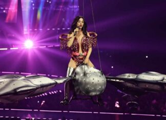 Le lacrime di Katy Perry sul palco dopo la fine della storia con Orlando Bloom Katy Perry le lacrime sul palco dopo la fine della storia con Orlando Bloom