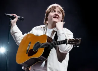 Lewis Capaldi, l’insolito regalo per i fan: il cantante dona 734mila ore di terapia gratuita Lewis Capaldi